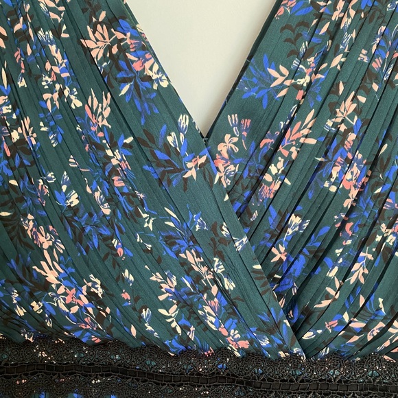 Long black/green, double layer dress with a lace above the waist around it. - Picture 3 of 5